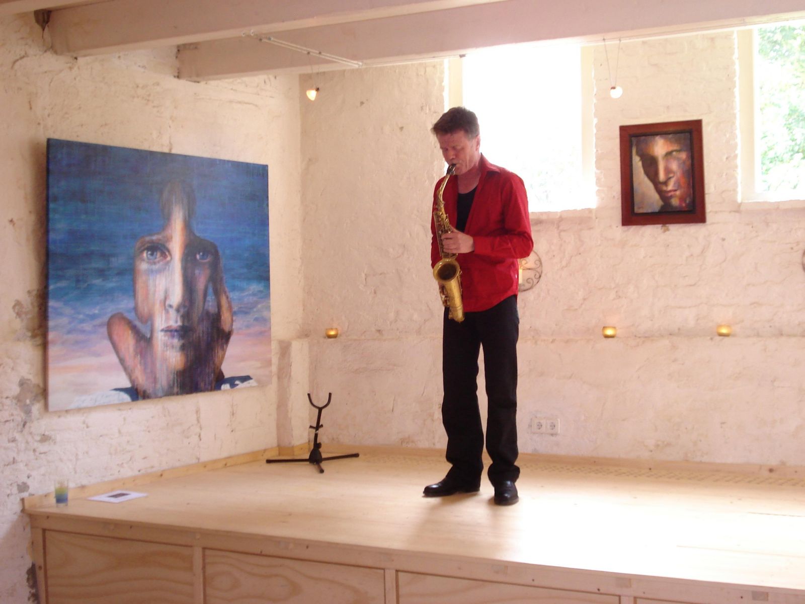 optreden Amersfoortse saxofonist Harry de Beer bij opening van een expositie Gos Krijger